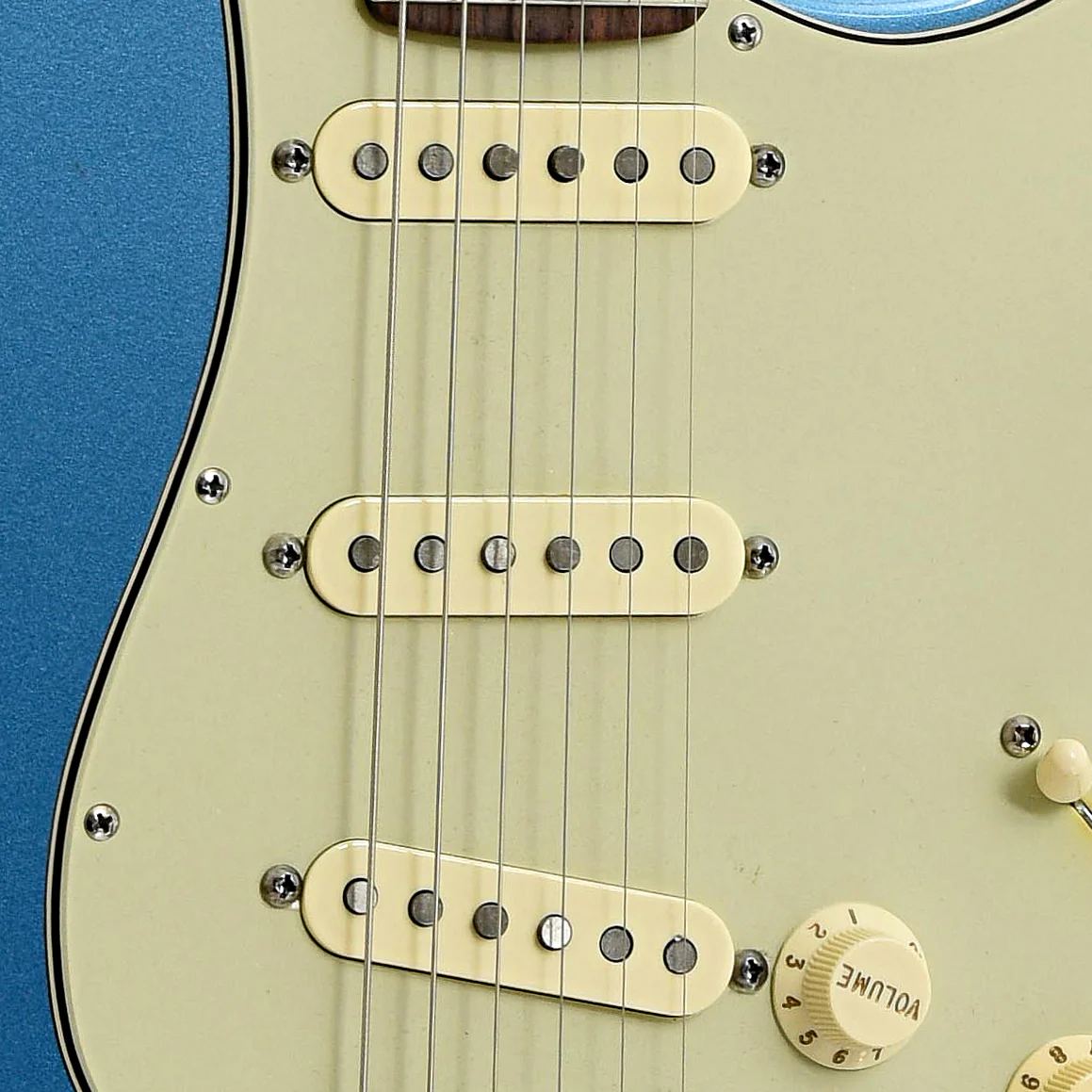 Fender Custom Shop Deluxe Stratocaster Electric Guitar (2009) - Image 6